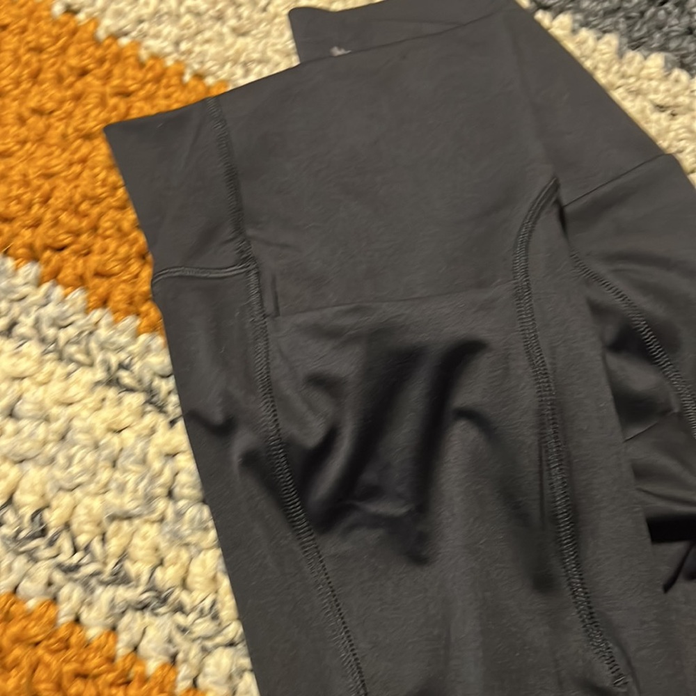 All in Motion flex high rise 7/8 legging. Size Medium. Color Black - Picture 7 of 9